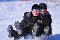 Кому мороз, а детворе - каникулы. В Украине начинают закрывать школы